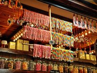Bunte Zuckerstangen und Bonbons auf dem Oldenburger Lamberti-Markt
