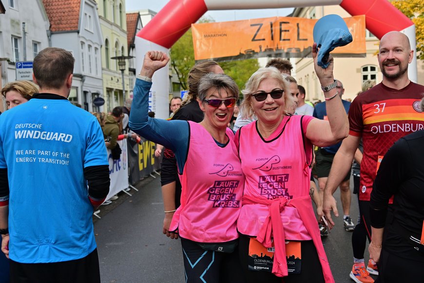 Angekommen. Zwei Läuferinnen freiuen sich. Foto: www.fotografie-bjoern-knoelke.de