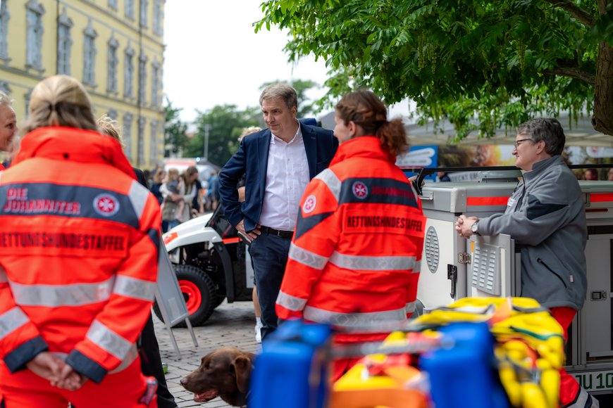 Oberbürgermeister Jürgen Krogmann im Gespräch mit Mitarbeitenden der Rettungshundestaffel. Foto: Izabela Mittwollen