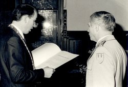 Der Kommandeur der 11. Panzergrenadierdivision, Generalmajor Hans Hoster, nimmt am 27. Februar 1984 die Patenschaftsurkunde entgegen. Foto: Stadt Oldenburg