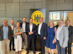 Besuchsdelegation 2023 rund um Oberbürgermeister Jürgen Krogmann (mittig rechts) beim Treffen mit Botschafter Steffen Seibert in der Deutschen Botschaft in Tel Aviv. Foto: Stadt Oldenburg