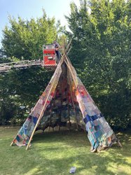 Die Feuerwehr Osternburg unterstützt tatkräftig beim Aufbau des Tipis. Foto: Stadt Oldenburg