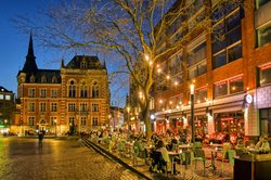 Blick auf Rathaus und angrenzende Gastronomie in den frühen Abendstunden. Foto: Hans-Jürgen Zietz Blick auf Rathaus und angrenzende Gastronomie in den frühen Abendstunden. Foto: Hans-Jürgen Zietz