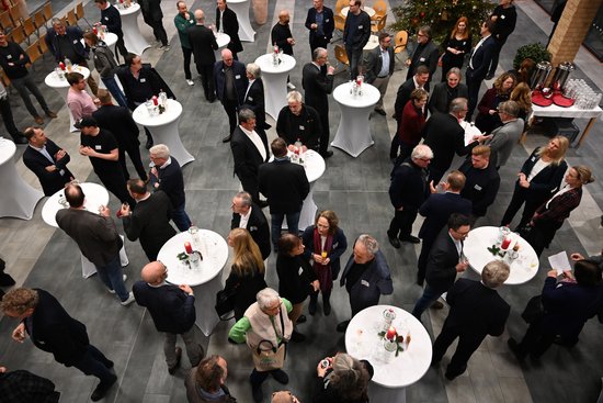 Blick von oben auf den 38. Kontaktpunkt Wirtschaft in der BBS 3. Foto: Jörg Hemmen Foto: Jörg Hemmen