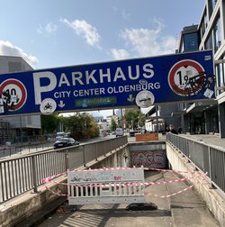 Die gesperrte Einfahrt zur Tiefgarage am Stadtmuseum. Foto: Stadt Oldenburg Die gesperrte Einfahrt zur Tiefgarage am Stadtmuseum. Foto: Stadt Oldenburg