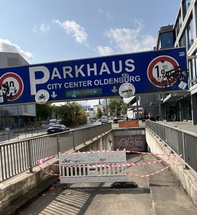 Die gesperrte Einfahrt zur Tiefgarage am Stadtmuseum. Foto: Stadt Oldenburg Die gesperrte Einfahrt zur Tiefgarage am Stadtmuseum. Foto: Stadt Oldenburg