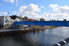 Fußgängerinnen und Fußgänger können eine Behelfsbrücke zur Überquerung nutzen. Foto: Stadt Oldenburg