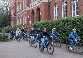 Schülerinnen und Schüler der Klasse 7b vom Herbartgymnasium radeln die symbolische Auftaktrunde. Foto: Sascha Stüber