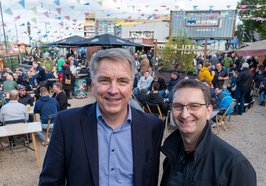 Oberbürgermeister Jürgen Krogmann (links) und Stefan Thate von der Berufsfeuerwehr Oldenburg freuten sich über die rege Beteiligung bei der Helferparty zum Weihnachtshochwasser 2023/2024. Foto: Sascha Stüber