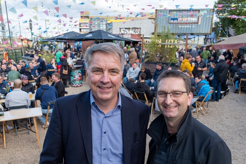 Oberbürgermeister Jürgen Krogmann (links) und Stefan Thate von der Berufsfeuerwehr Oldenburg freuten sich über die rege Beteiligung bei der Helferparty zum Weihnachtshochwasser 2023/2024. Foto: Sascha Stüber