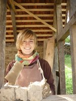 Eine Jugendbauhüttlerin aus Lübeck bearbeitet Ziegelsteine. Foto: Deutsche Stiftung Denkmalschutz, Jugendbauhütten.