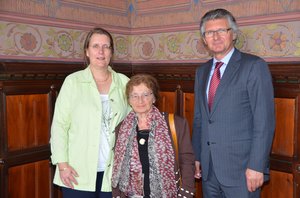 v.l.n.r. Jury-Sprecherin Prof. Dr. Sabine Doering, Prof. Dr. Ágnes Heller, damaliger Oberbürgermeister Prof. Dr. Gerd Schwandner. Foto: Kathrin Zempel-Bley