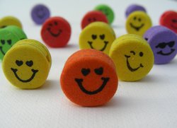 Verschiedenfarbige Smileys. Foto: S. Hofschlaeger/pixelio.de