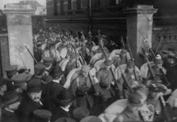 Mobilmachung: Auszug der Soldaten aus der Kaserne, 1914. Quelle: Stadtmuseum