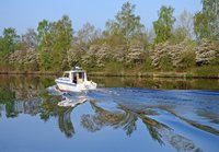 Frühling an der Wasserstraße &#8209; der Küstenkanal in Oldenburg im Blütenschmuck