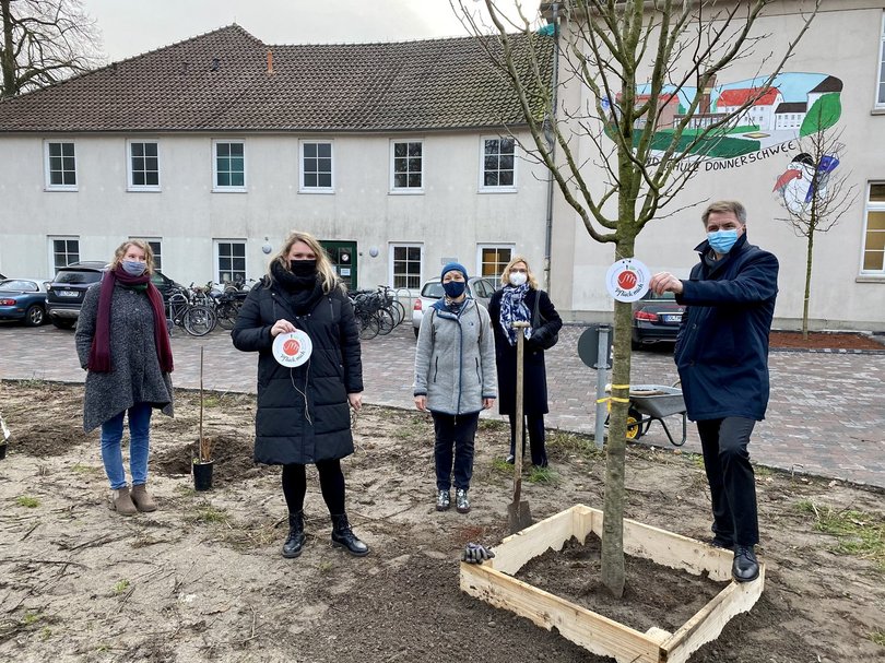 Judith Busch (Koordinatorin Ernährungsrat), Jana Bähr (Schulleiterin Grundschule Donnerschwee), Hadwig Peuser (Projektpatin), Christine Decker (Oldenburger Bürgerstiftung) und Jürgen Krogmann. Foto: Stadt Oldenburg