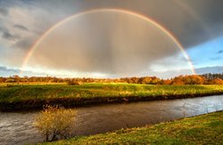 Regenbogen über dem Landschaftsschutzgebiet Buschhagenniederung in Oldenburg. Foto: Hans-Jürgen Zietz