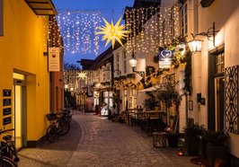 Blick in die Bergstraße im Oldenburger Nikolaiviertel in der Innenstadt mit Weihnachtsbeleuchtung. Foto: OTM/Mario Dirks