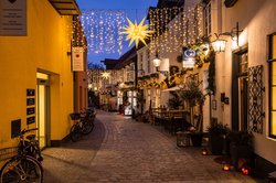 Blick in die Bergstraße im Oldenburger Nikolaiviertel in der Innenstadt mit Weihnachtsbeleuchtung. Foto: OTM/Mario Dirks