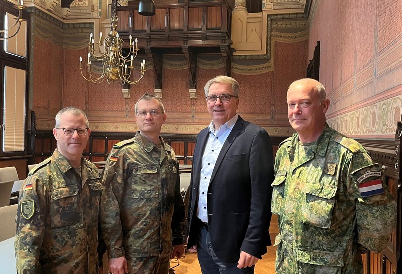 Generalmajor Alexander Krone (2. von links), absolvierte seinen Antrittsbesuch bei Oberbürgermeister Jürgen Krogmann. Begleitet wurde er von den Brigadegenerälen Nico Boom (rechts) und Joachim Hoppe (links). Foto: Stadt Oldenburg Generalmajor Alexander Krone (2. von links), absolvierte seinen Antrittsbesuch bei Oberbürgermeister Jürgen Krogmann. Begleitet wurde er von den Brigadegenerälen Nico Boom (rechts) und Joachim Hoppe (links). Foto: Stadt Oldenburg