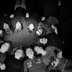 Vorschau: Jugendliche im Kreis auf dem Rücken liegend und lächelnd schwarz/weiß. Foto: Stadt Oldenburg