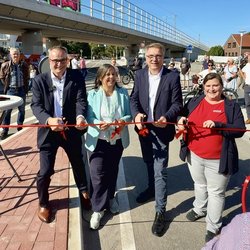 Oberbürgermeister Jürgen Krogmann (2. von rechts) und Stadtbaurätin Christine-Petra Schacht (2. von links) gaben am 19. September mit Rebekka Stuhlmann und Frank Limprecht von der Deutschen Bahn die Alexanderstraße frei. Foto: Stadt Oldenburg Oberbürgermeister Jürgen Krogmann (2. von rechts) und Stadtbaurätin Christine-Petra Schacht (2. von links) gaben am 19. September mit Rebekka Stuhlmann und Frank Limprecht von der Deutschen Bahn die Alexanderstraße frei. Foto: Stadt Oldenburg