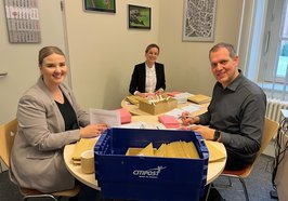 Wahlkoordinatorin Julia Schliephake, Stadtkämmerin Dr. Julia Figura und Carsten Büsing, Fachdienstleiter des Bürgerbüros Mitte, beim Packen der Briefwahlunterlagen. Foto: Stadt Oldenburg