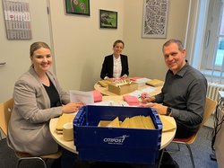 Wahlkoordinatorin Julia Schliephake, Stadtkämmerin Dr. Julia Figura und Carsten Büsing, Fachdienstleiter des Bürgerbüros Mitte, beim Packen der Briefwahlunterlagen. Foto: Stadt Oldenburg