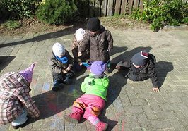 Kinder spielen im Kreis. Foto: Stadt Oldenburg