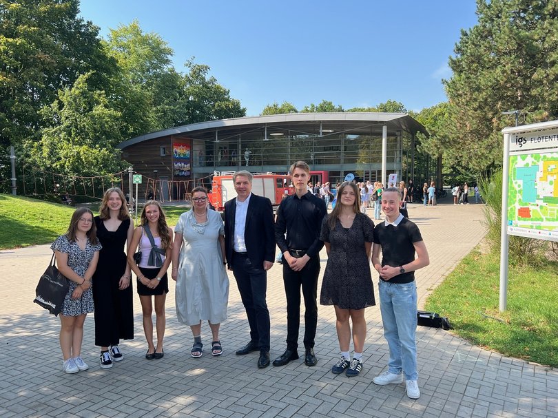 Bei der Jubiläumsfeier erhielt Oberbürgermeister Jürgen Krogmann von Schulleiterin Hannelore Lüllwitz und Schülerinnen und Schülern des 11. Jahrgangs einen Einblick ins Schulleben und gratulierte zum 30-jährigen Bestehen. Foto: Stadt Oldenburg Bei der Jubiläumsfeier erhielt Oberbürgermeister Jürgen Krogmann von Schulleiterin Hannelore Lüllwitz und Schülerinnen und Schülern des 11. Jahrgangs einen Einblick ins Schulleben und gratulierte zum 30-jährigen Bestehen. Foto: Stadt Oldenburg