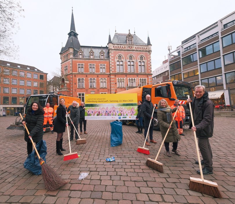 Nancy Klatt (Nordwest Mediengruppe) (von links), Stadtkämmerin Dr. Julia Figura, Marco Janssen (AWB), Olaf Meenen (LzO Stiftungen), Tanja Kloke-Faber (LzO) und Harald Götting (Arbeitsgemeinschaft Stadtoldenburger Bürgervereine). Foto: Sascha Stüber