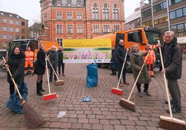 Nancy Klatt (Nordwest Mediengruppe) (von links), Stadtkämmerin Dr. Julia Figura, Marco Janssen (AWB), Olaf Meenen (LzO Stiftungen), Tanja Kloke-Faber (LzO) und Harald Götting (Arbeitsgemeinschaft Stadtoldenburger Bürgervereine). Foto: Sascha Stüber