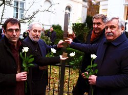 Am Erinnerungszeichen (von links): Stadtrat Thomas Lechner, Martin Goldsmith, Enkel des Oldenburgers Alex Goldschmidt, Oberbürgermeister Jürgen Krogmann und Dietmar Schütz, Vorsitzender der Oldenburger Bürgerstiftung. Foto: Sascha Stüber