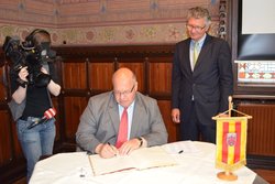 Bundesumweltminister Peter Altmaier (Mitte) beim Eintrag in das Goldene Buch der Stadt Oldenburg. Foto: Stadt Oldenburg Bundesumweltminister Peter Altmaier (Mitte) beim Eintrag in das Goldene Buch der Stadt Oldenburg. Foto: Stadt Oldenburg