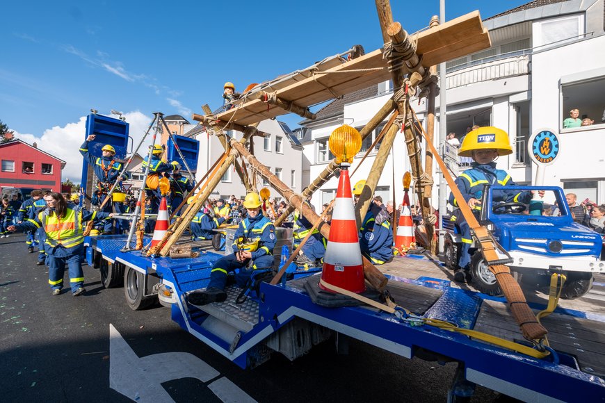 Teilnehmende auf einem Umzugswagen am Festumzug. Foto: Sascha Stüber