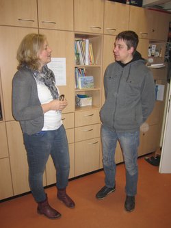 Erzieherin spricht mit einem Vater. Foto: Stadt Oldenburg Erzieherin spricht mit einem Vater. Foto: Stadt Oldenburg