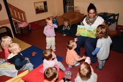 Krippenkinder mit ihrer Erzieherin. Foto: Stadt Oldenburg