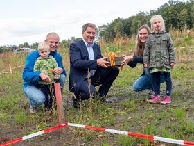 Johannes und Maria Helena Cordes mit ihren beiden Kindern und Oberbürgermeister Jürgen Krogmann. Foto: Stadt Oldenburg