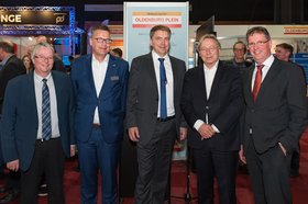 Bernd Bornemann (Oberbürgermeister Stadt Emden), Diderik Koolman (Wirtschaftsförderung Gemeinde Groningen), Jürgen Krogmann, Peter den Oudsten (Bürgermeister Gemeinde Groningen) und Klaus Wegling (Wirtschaftsförderung Oldenburg). Foto: Michael Stephan