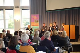 Podiumsdiskussion. Auf dem Podium (von links nach rechts): Heike Schaadt, Prof. Dr. Max Fuchs, Gisela Wibbing, Marcus Kauer und Sophie Arenhövel. Stadt Oldenburg.