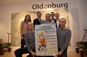 Andi Steil, Roland Buchholz, Rolf Weinert (Die Blindfische), Dr. Stephanie Abke (EWE Stiftung), Martin Heuermann (OLB), Holger Denckmann und Philipp Schlüchtermann (Musikschule). Foto: Stadt Oldenburg