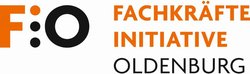 Logo der lokalen Fachkräfte-Initiative Oldenburg (FIO). Orange und schwarze Schrift. Quelle: Frau Lönne Werbekontor
