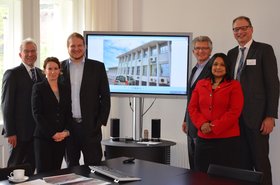 Roland Hentschel, Stadt, Inger Steffen, Niedersächsische Staatskanzlei, Dr. Benedikt Hanke, Nex tEnergy, Oberbürgermeister Gerd Schwandner, Darby Gounden, BCMM, BFE-Direktor Torsten Janßen. Foto: Stadt Oldenburg