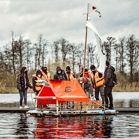 Jugendliche mit Floss auf einem See. Klimaprojekt der Kunstschule Oldenburg. Foto: Izabela Mittwollen