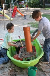 Kinder spielen mit Sand. Foto: Stadt Oldenburg