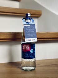 Eine Glasflasche mit Wasser auf einer Treppenstufe. Foto: Stadt Oldenburg