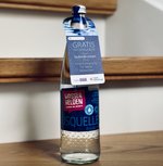 Eine Glasflasche mit Wasser auf einer Treppenstufe. Foto: Stadt Oldenburg