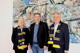 Michel Champion, Jürgen Krogmann und Gilles Bourdouleix, die Gäste tragen blau-gelbe Schals der EWE Baskets. Champion und Bourdouleix tragen Schals der EWE Baskets, die sie von Jürgen Krogmann überreicht bekommen haben. Foto: Stadt Oldenburg