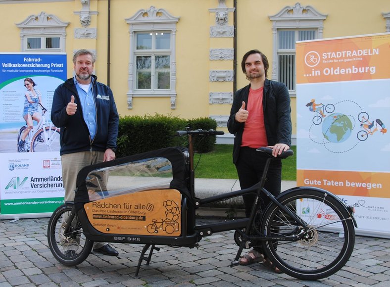 Axel Eilers, Vorstandsvorsitzender Ammerländer Versicherung und Ernst Schäfer, Rädchen für alle(s) e. V. freuen sich auf viele Fahrradkilometer. Foto: Stadt Oldenburg