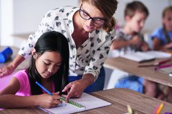 Schülerin und Lehrerin arbeiten gemeinsam im Unterricht. Foto: gpontstudio/AdobeStock